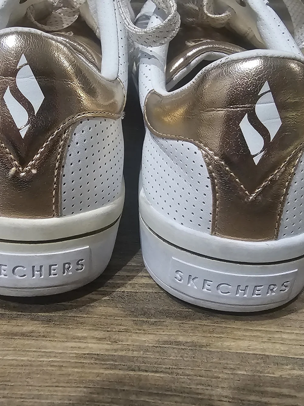 SKECHERS Street White/Gold Leather Low Top Lace-Up Sneakers Air Cushioned Foam